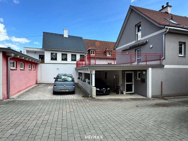 Carport u. Parkplatz