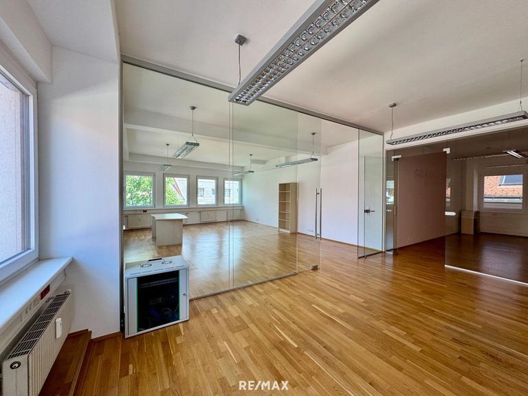 Büro 2 Blick in Büro 3