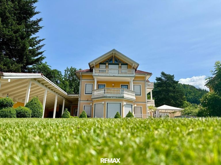 Frontansicht Villa und Carports