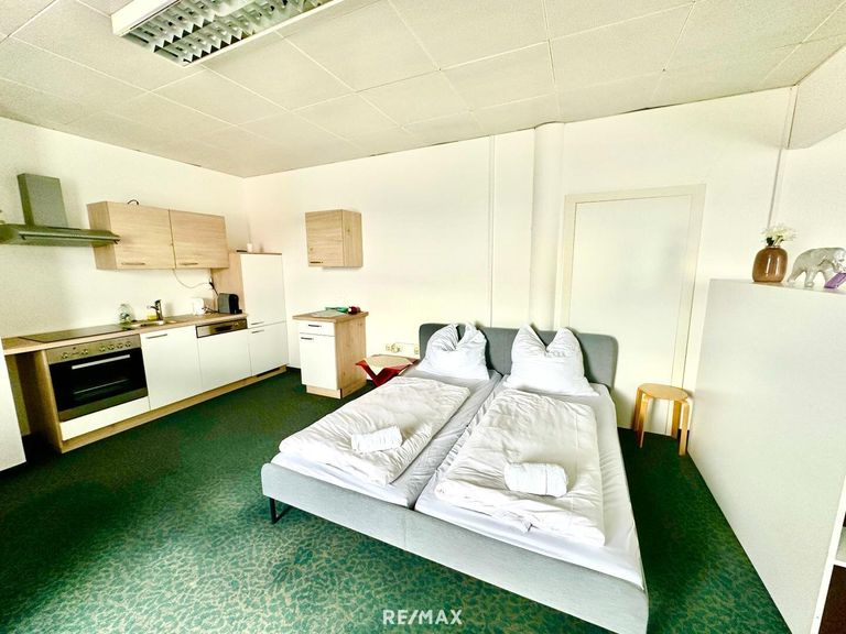 Schlafraum mit Küchenzeile