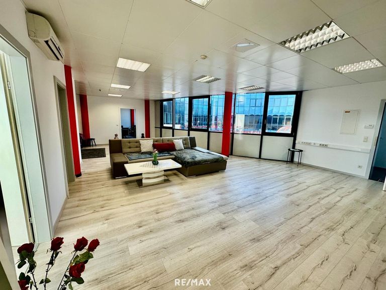 Großzügiger Raum mit Fensterfront