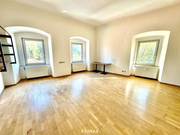 großräumiges Wohnzimmer