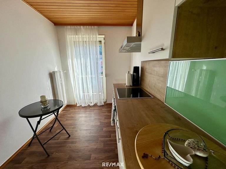 Küche mit Balkonzugang