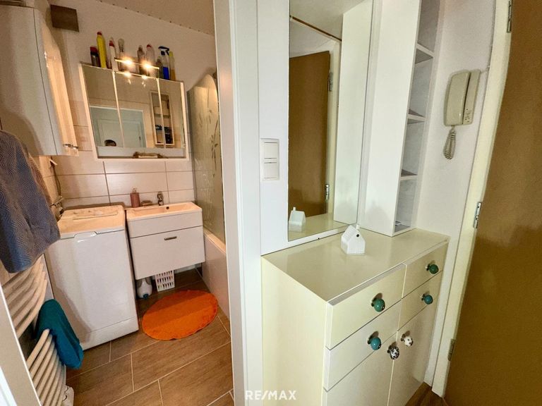 Vorraum mit Badezimmer