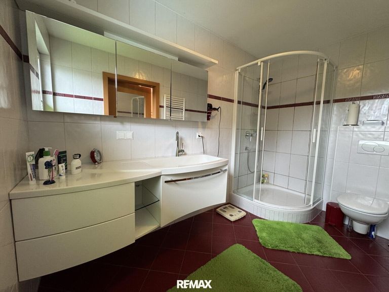 Wohnhaus OG Zimmer 2 - Bad-WC 2