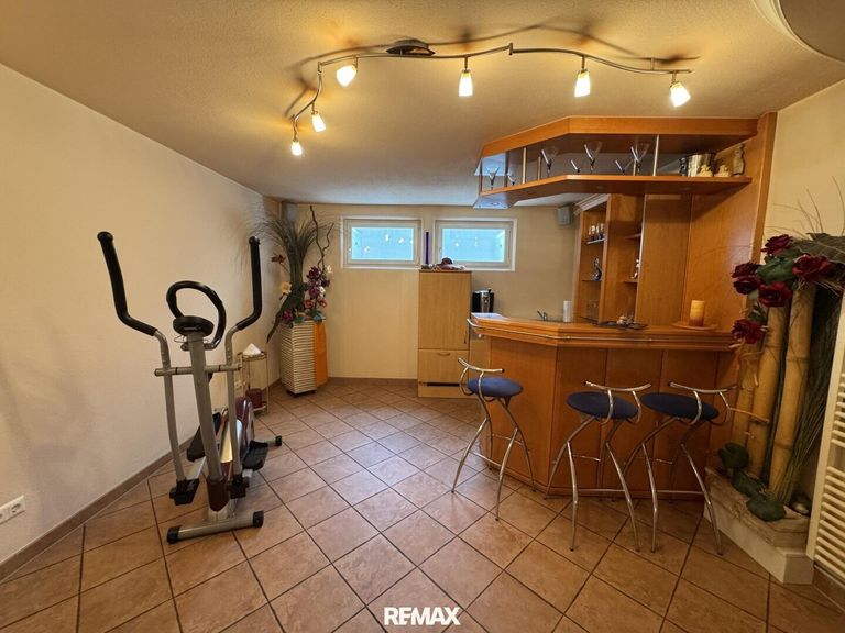 Wohnhaus KG Kellerbar