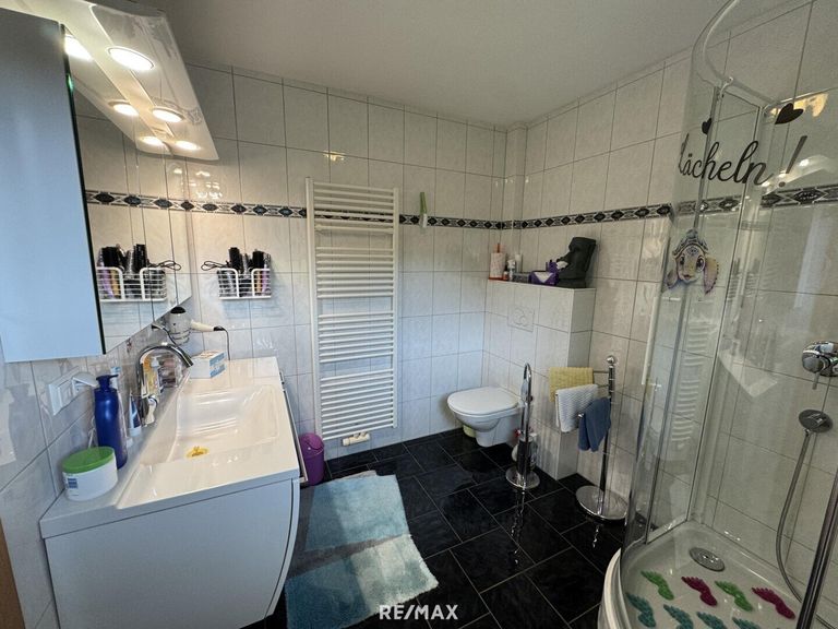 Wohnhaus OG Zimmer 2 - Bad-WC 1