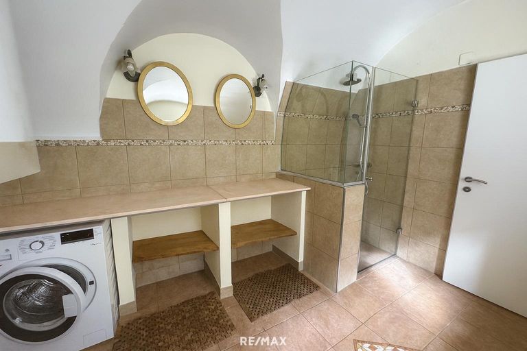 Helles Badezimmer mit stilvollem Design