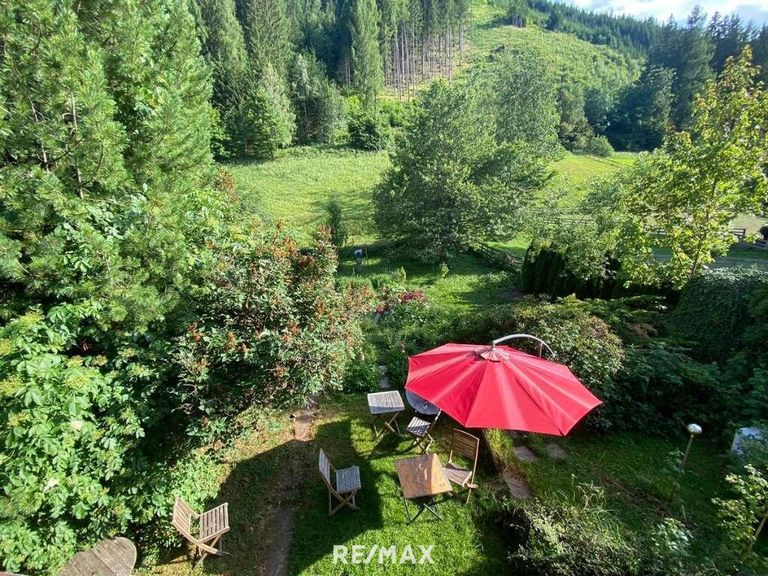 Garten mit Sonnenschirm