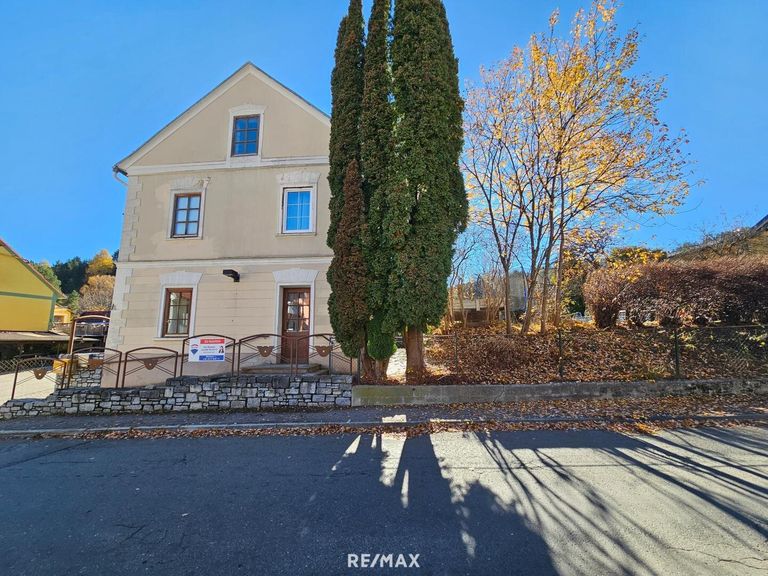 Straßenseite Eingang ehm. Post