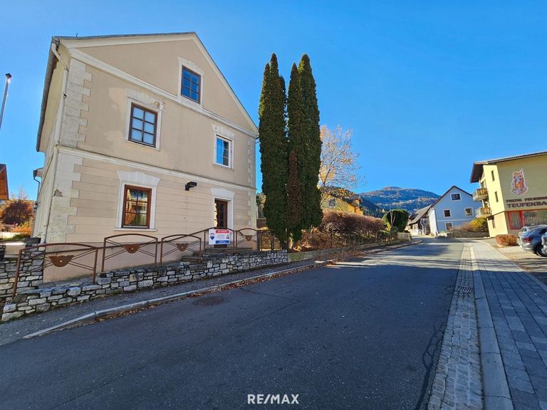 Straßenseite mit Feuerwehr