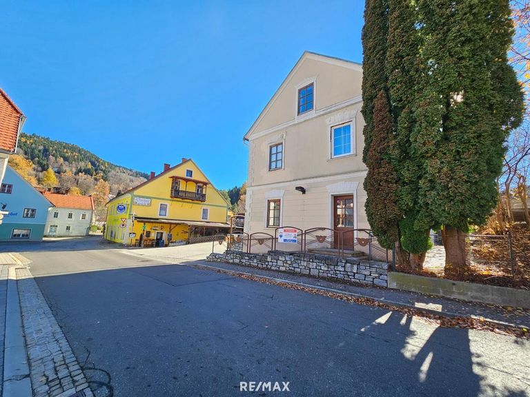 Straßenseite mit Dorfwirt