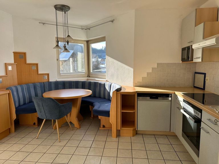 geräumige Küche mit schönem Essplatz