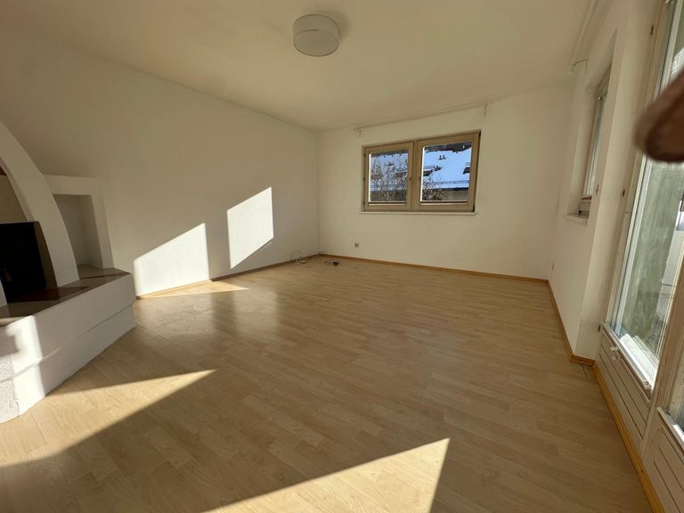 schönes sonniges Wohnzimmer mit Westbalkon