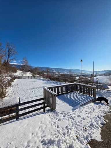 Reitplatz mit Balkon