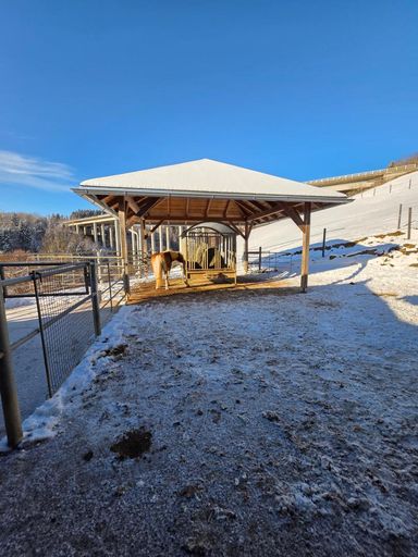 Überdachte Futterstelle