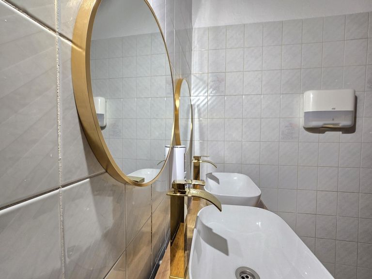 17 Toilettenwaschtische