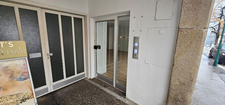 Wettergeschützter Geschäftszugang