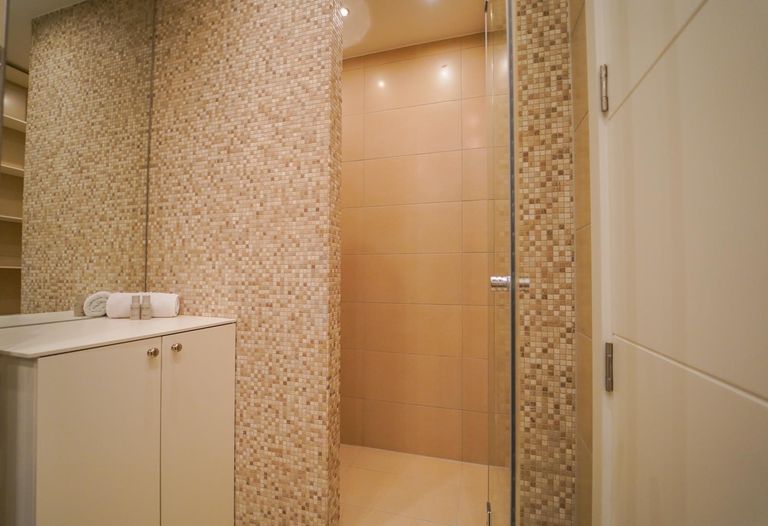 Dusche im Badezimmer