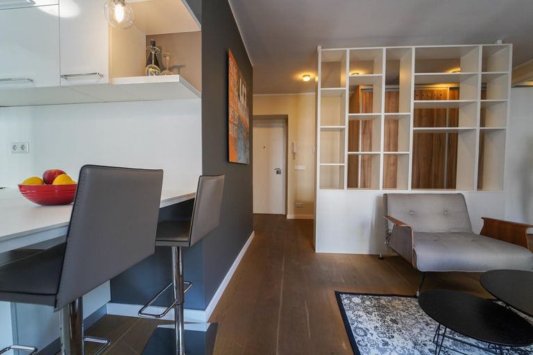 Wohnzimmer mit Sicht zum Vorraum