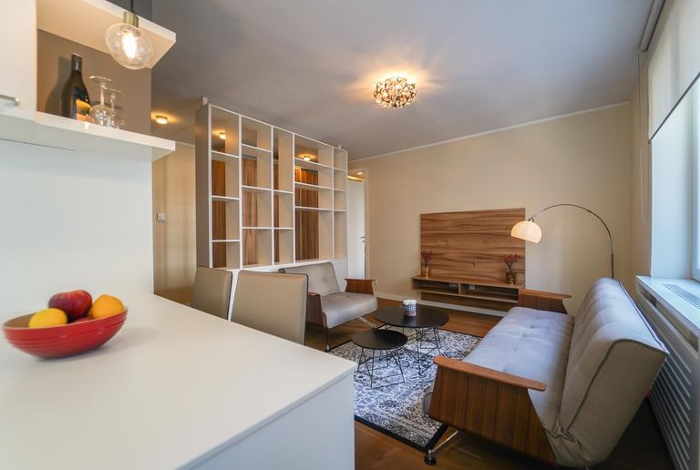 Sicht von Küche aufs Wohnzimmer