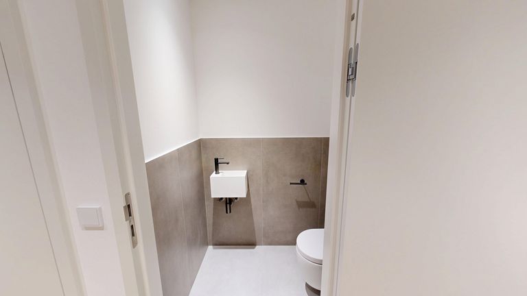 Separates WC mit Handwaschbecken