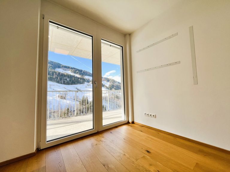 Schlafzimmer mit ca. 12m² und Zugang zu Balkon