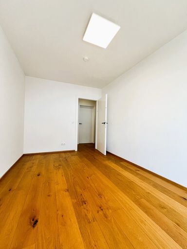 Schlafzimmer mit ca. 13m² und Zugang zu Balkon