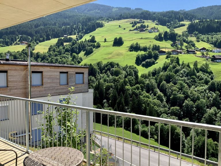 Überdachter Balkon mit ca. 21m² (Sommer)