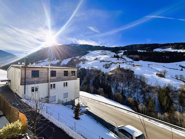 Überdachter Balkon mit ca. 21m² Aussicht