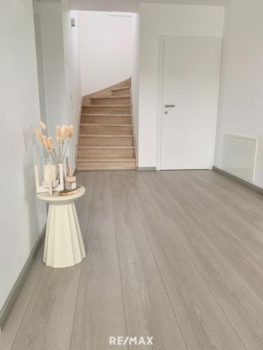 Flur mit Stiegenaufgang