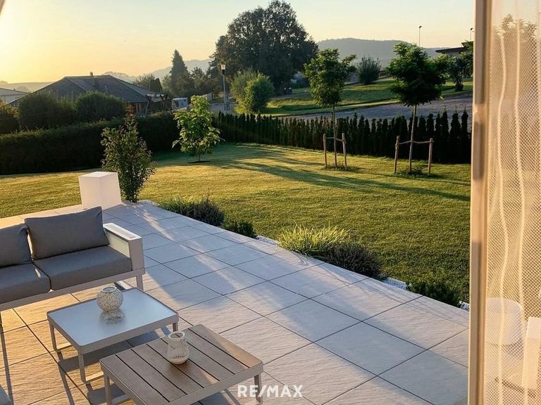 Terrasse mit Aussicht auf den Garten