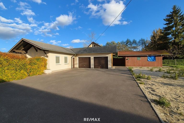 Doppelgarage mit Nebengebäude 