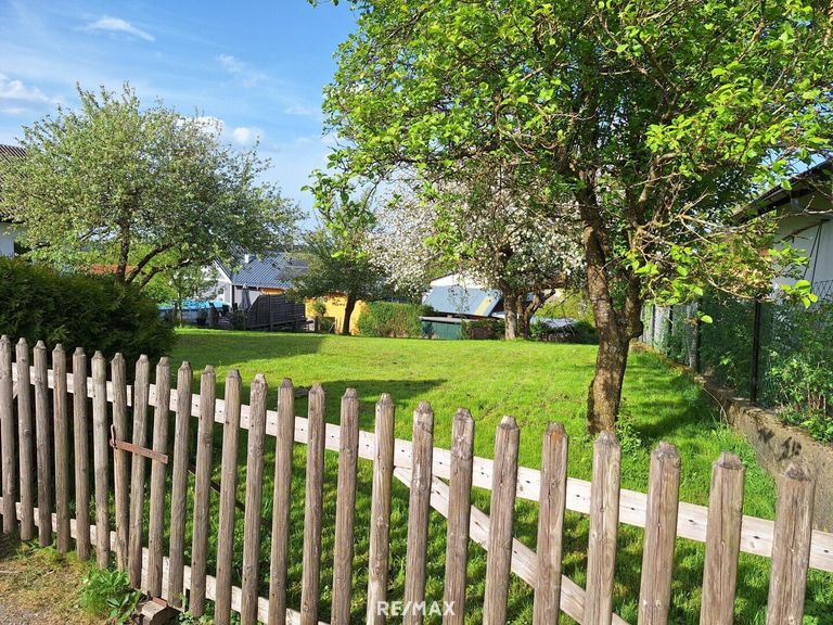 Einfahrtstor mit Blick auf den Grund