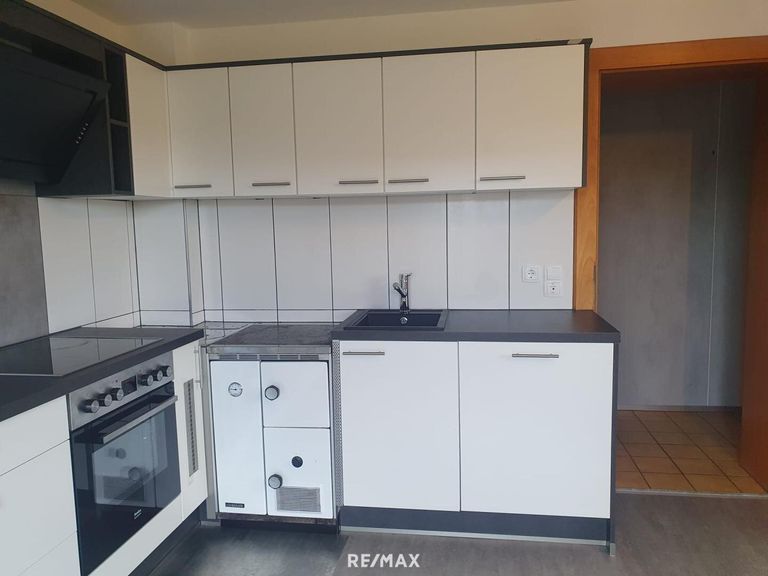 Küche mit zusätzlichem Holzofen