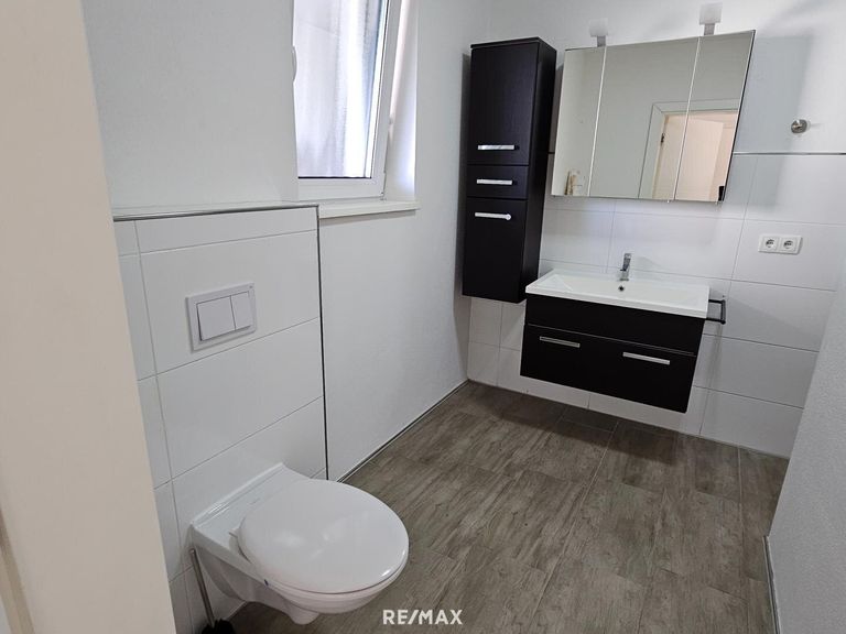 Bad mit Dusche und WC