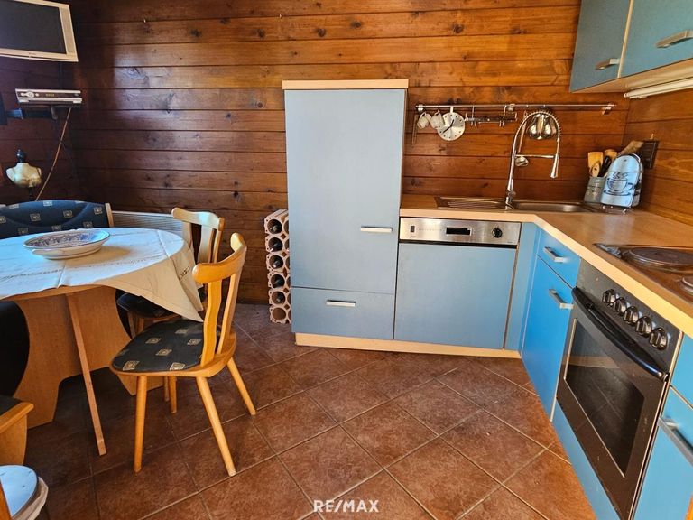 Gartenhaus mit Küche und Essbereich