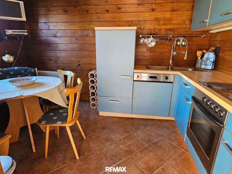 Gartenhaus mit Küche und Essbereich