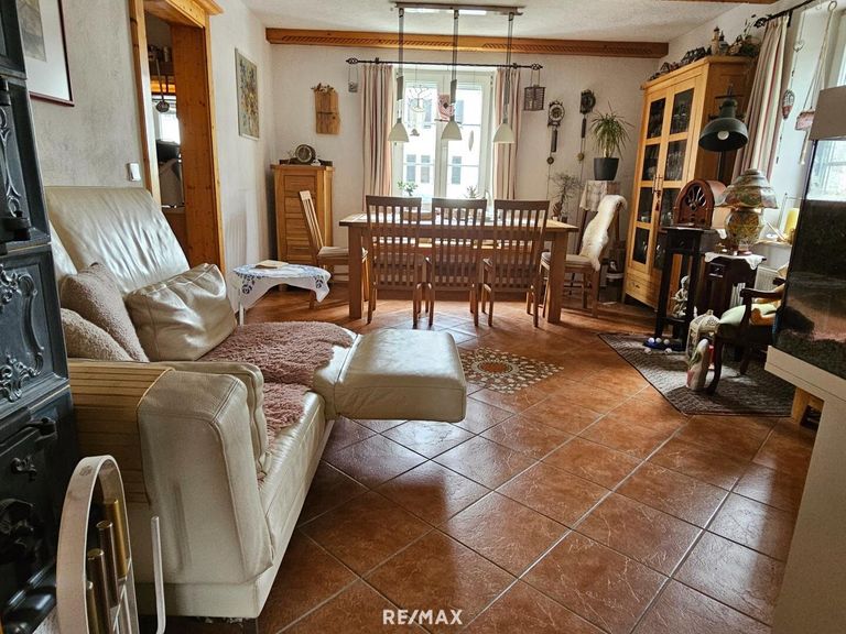 Wohn-Esszimmer mit Kachelofen