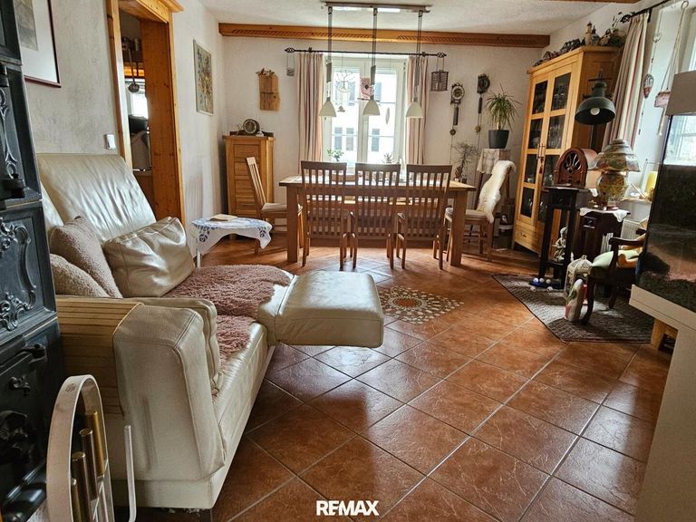 Wohn-Esszimmer mit Kachelofen