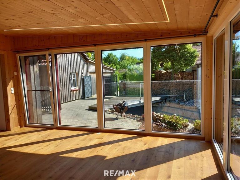 Wintergarten mit Blick auf Naturteich 