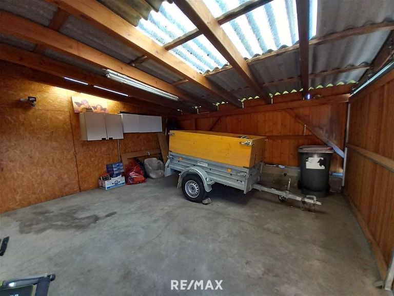 geschlossenes Carport  