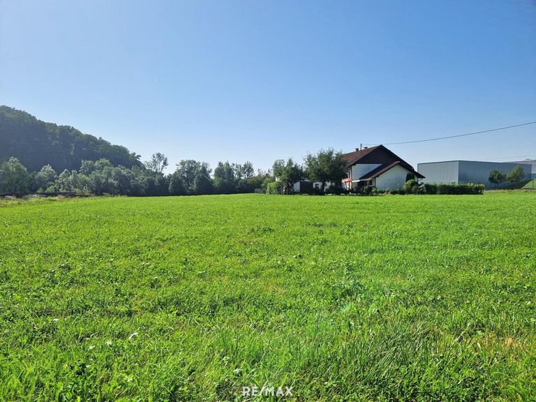 Grundstück mit Gebäude