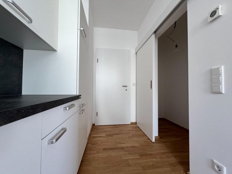 Küche mit Abstellraum