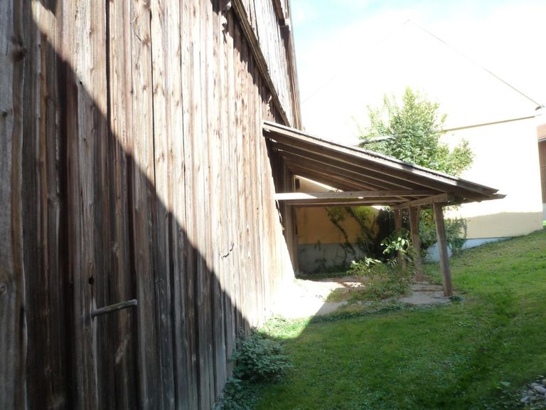 Außenseite mit Überdachung