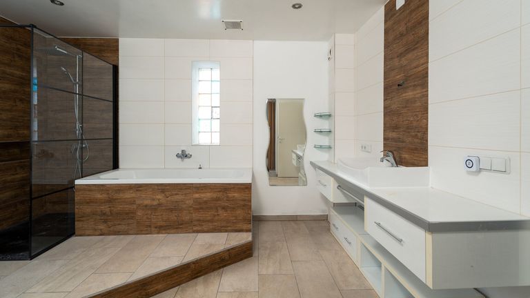 Badezimmer mit Wc & Dusche