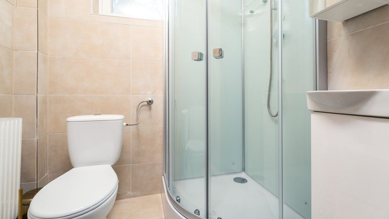 Badezimmer mit Wc & Dusche