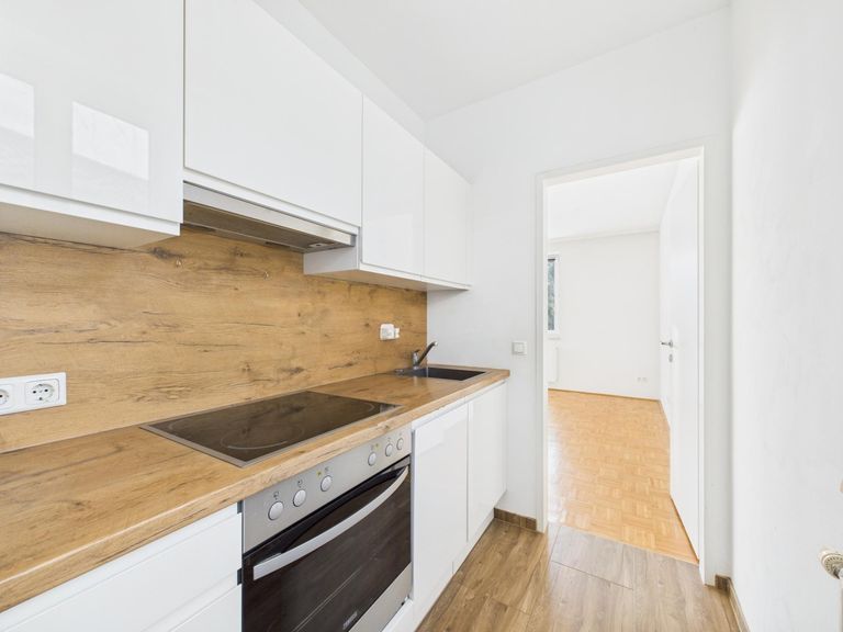 CAM04191G0-PR0077-STILL017