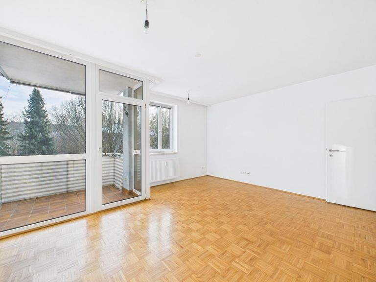 CAM04191G0-PR0077-STILL015