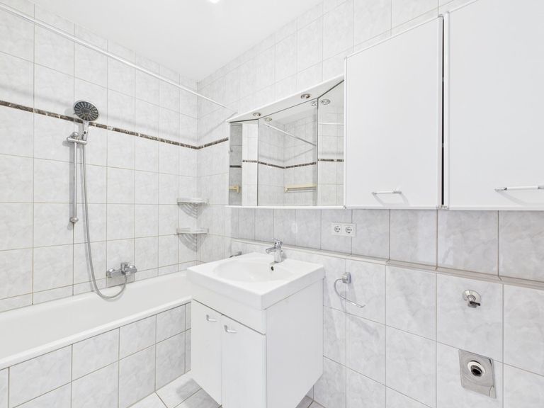 CAM04191G0-PR0077-STILL010